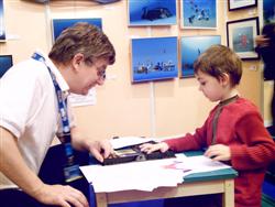 Pascal Lecocq drawing with a young contestant at the Paris Dive show 2007, with publishing parents authorization