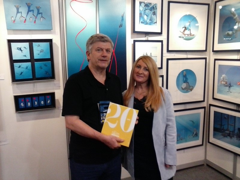 The President of the Paris Dive Show, Helene de Tayrac-Senik presents the 20 years of the Paris Dive Show in Pictures to Pascal.